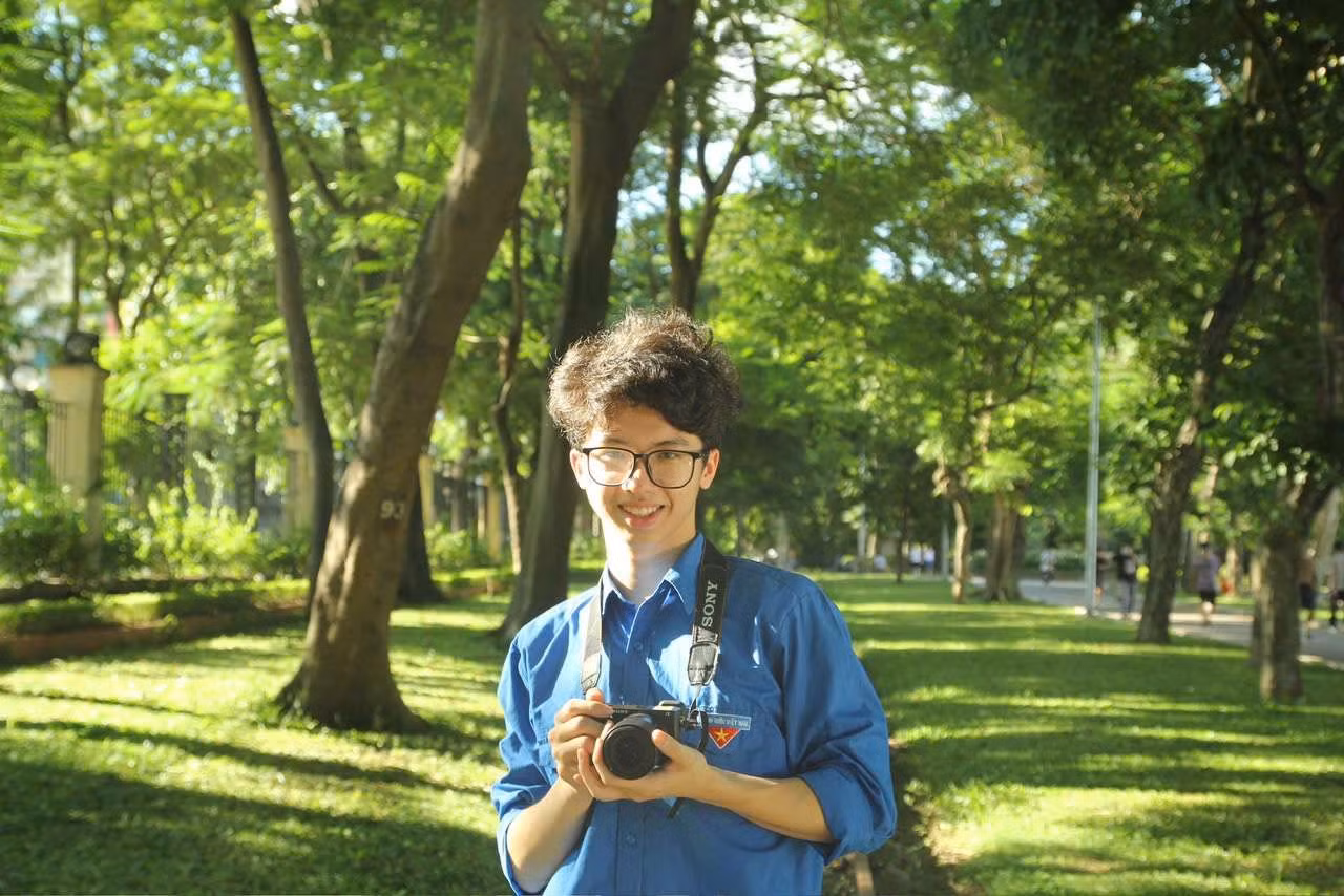 the-dan-trong-mau-ao-xanh-tinh-nguyen-cua-chien-dich-mua-he-xanh-1.jpg