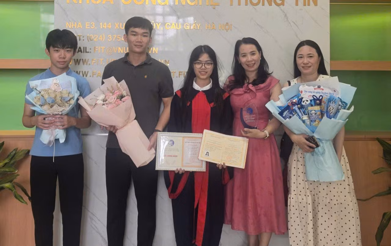 anh-2-nguoi-me-lam-giao-vien-toan-cung-gia-dinh-luon-la-hau-phuong-tiep-lua-cho-hai-anh.jpg