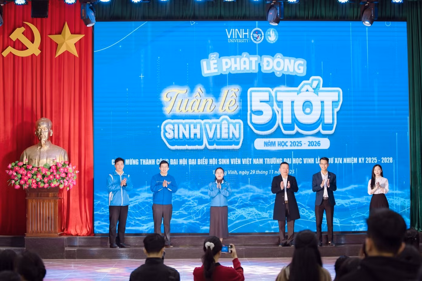 dai-bieu-bam-nut-phat-dong-tuan-le-sinh-vien-5-tot.jpg
