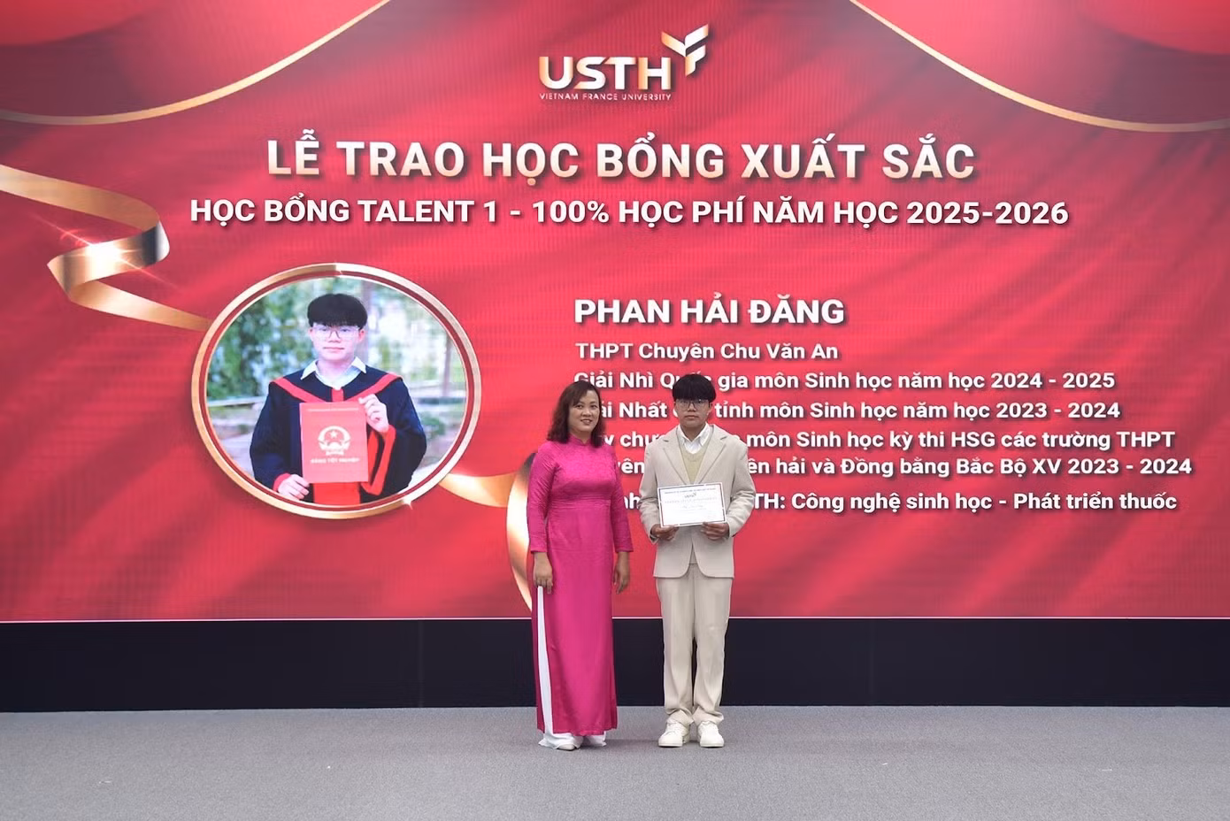 Phan Hải Đăng nhận chứng nhận học bổng tại chương trình “Hạt giống Tài năng”.