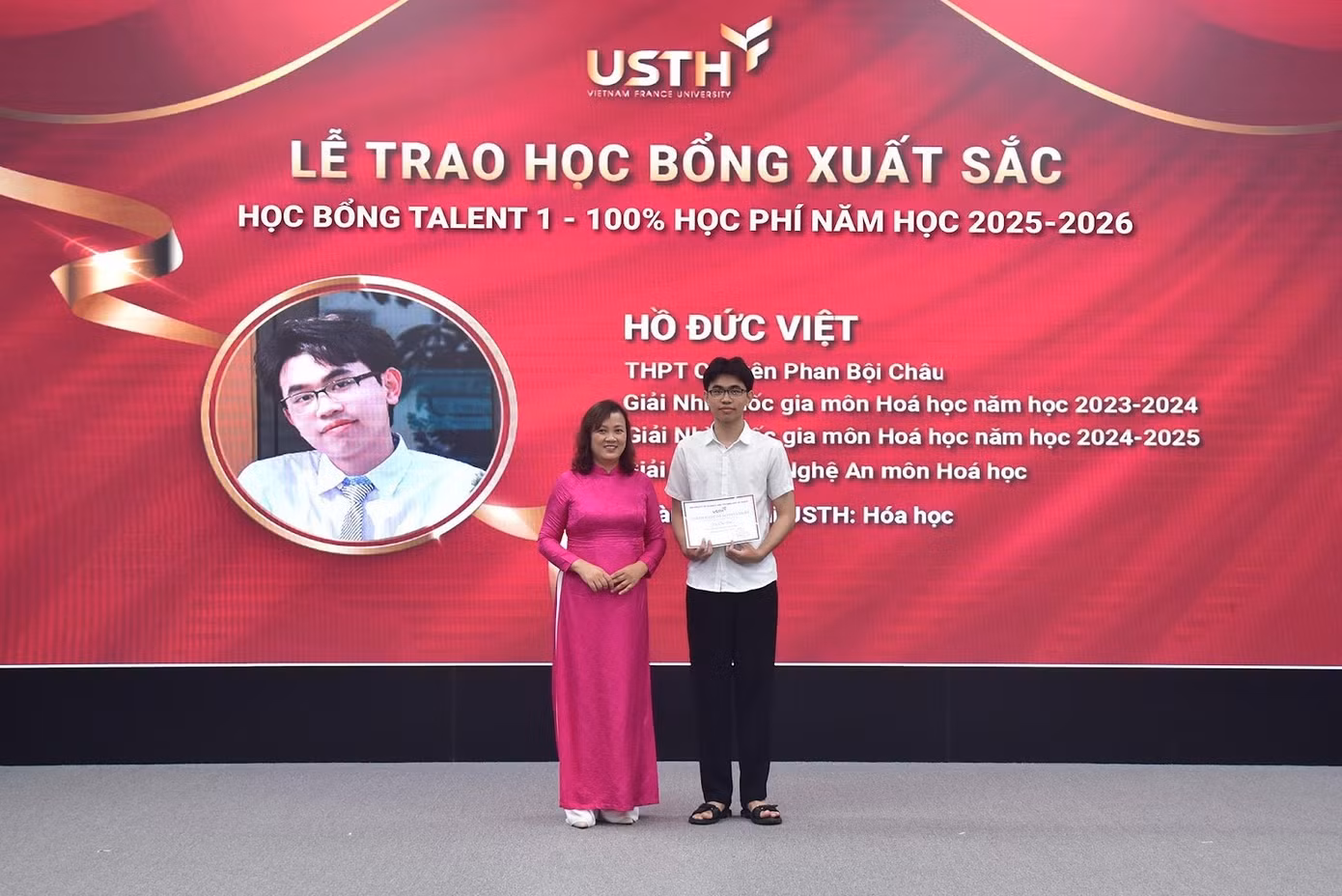 Hồ Đức Việt nhận chứng nhận học bổng tại chương trình “Hạt giống Tài năng”.