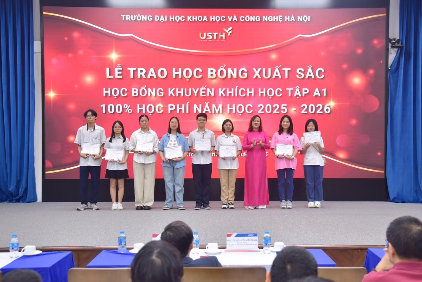 GS.TS. Đinh Thị Mai Thanh trao học bổng Khuyến khích học tập cho học sinh xuất sắc tại sự kiện.