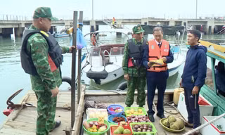 Báo động nạn đeo bám tàu, bán hàng rong trên vịnh Hạ Long