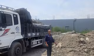 Khởi tố hai người đổ trái phép hơn 261 tấn chất thải bê tông