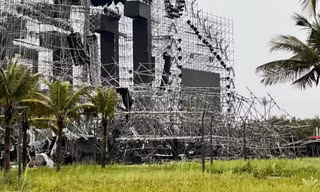 Mưa to, gió lớn làm sập sân khấu, siêu nhạc hội Superfest 2025 tại Quảng Ninh hoãn khẩn cấp