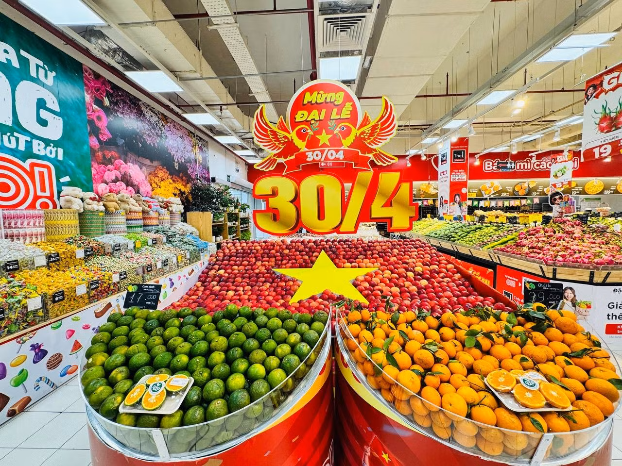 3-trang-tri-khong-khi-30-4-tai-sieu-thi-go.jpg