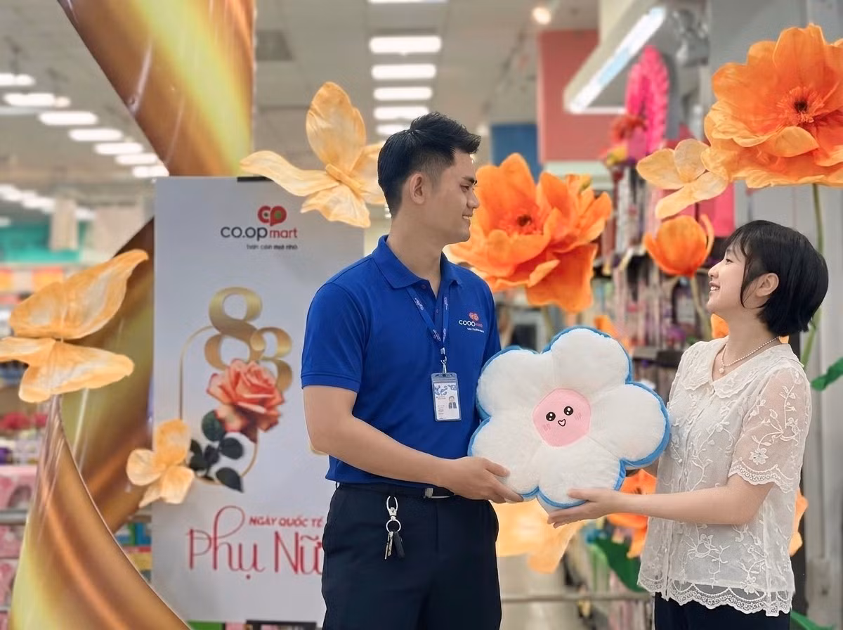 coopmart-tang-khach-hang-thanh-vien-nu-goi-bong-hoa-trong-chuong-trinh-tri-an-nhan-ngay-quoc-te-phu-nu-8-3.jpg