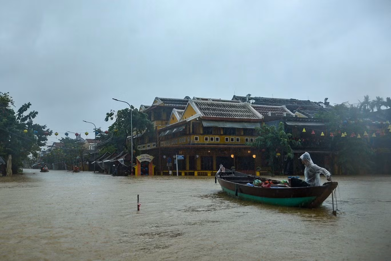 vietnam-floods-eisyjsbsjpeg-11zon.jpg