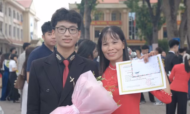 Em Nguyễn Khắc Thành và người thân.