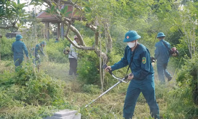 Tuổi trẻ phường Nếnh dọn dẹp vệ sinh môi trường.