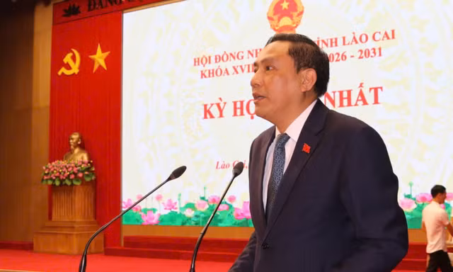 Tân Chủ tịch HĐND tỉnh Lào Cai Hoàng Giang phát biểu tại kỳ họp.