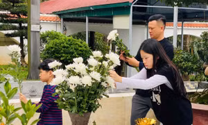 Hàng nghìn người dân về Ngã ba Đồng Lộc dâng hương