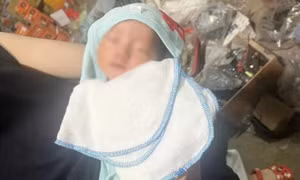 Bé gái sơ sinh bị bỏ rơi trước cổng nhà dân