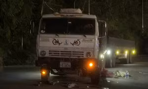 Va chạm với xe đầu kéo, hai nữ sinh thương vong