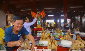 Cả làng thức dậy từ 3h sáng, làm gà 'bay' dâng tổ tiên ngày Rằm tháng Giêng