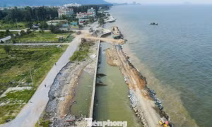 Lo ‘mất bãi tắm’ khi xây kè trăm tỷ, lãnh đạo địa phương giải đáp thế nào?