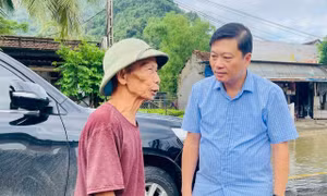 Chủ tịch tỉnh Nghệ An đến 'rốn lũ' kiểm tra công tác khắc phục hậu quả