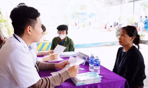 Khám, cấp phát thuốc cho hàng trăm người dân có hoàn cảnh khó khăn ở Nghệ An