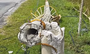 Xôn xao hàng loạt cột điện chiếu sáng gãy đổ để lộ lõi thép chữ V ở Hà Tĩnh