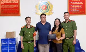 Nữ thiếu tá công an trả lại túi xách gần 400 triệu cho người đánh rơi