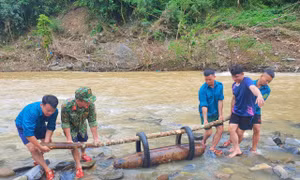 Trục vớt quả bom nặng 2,5 tạ dưới lòng sông