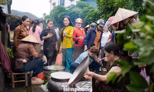 Phiên chợ quê khiến hàng nghìn người dân thích thú