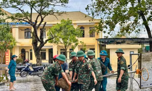 Bão số 10 tàn phá Hà Tĩnh, công an và bộ đội căng mình hỗ trợ dân khắc phục