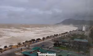 Sóng biển Thiên Cầm cuộn cao, người dân 'nín thở' trước giờ bão đổ bộ