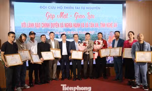Tri ân lực lượng cứu hộ thiên tai tự nguyện hỗ trợ người dân vùng lũ Nghệ An