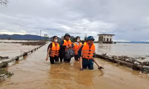 Những ‘người hùng’ trong bão lũ ở Nghệ An