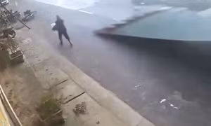 Thót tim khoảnh khắc tấm tôn lớn bay trong giông lốc suýt trúng người đi đường