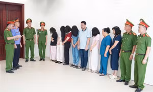 Bóc trần chiêu trò 'vẽ bệnh' tại phòng khám đa khoa y học Nghệ An, khởi tố 10 bị can