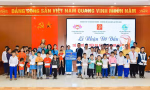 Chương trình 'Mẹ đỡ đầu - Kết nối yêu thương' đồng hành cùng 300 trẻ mồ côi