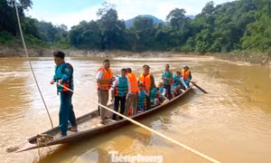Cầu bị lũ cuốn trôi, bộ đội, công an chèo thuyền đưa học sinh đến trường khai giảng