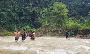 Bất chấp mưa lũ, sạt lở phụ huynh vẫn cõng con vượt suối đến trường