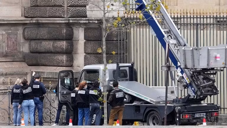 skynews-louvre-robbery-paris-france-7055250.jpg