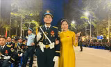 Hai mẹ con quân nhân cùng tham gia diễu binh, diễu hành A80