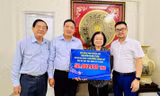 Trao tặng học bổng và 100 cuốn sách 'Con đường tương lai' cho Quỹ học bổng Vừ A Dính