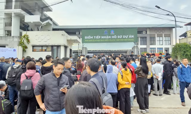 Công nhân xếp hàng xuyên đêm tìm giấc mơ 'an cư lạc nghiệp'