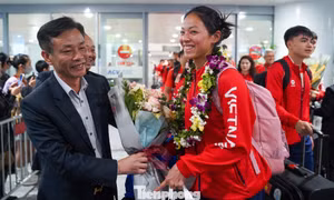 Đội tuyển điền kinh Việt Nam được chào đón nồng nhiệt khi trở về từ SEA Games 33