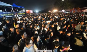 Biển người đổ về đền Gióng 