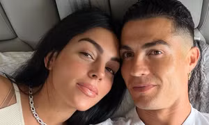 Bạn gái Ronaldo tặng quà vợ Messi 