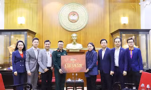 NSND Tự Long, cầu thủ Hồng Sơn đại diện ủng hộ người dân vùng lũ 5,3 tỷ đồng