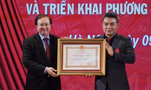 Phó Giám đốc Nhà hát Kịch Việt Nam nhận Huân chương lao động hạng ba 