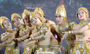 Mãn nhãn màn múa của hàng chục nghệ sĩ tôn vinh vẻ đẹp trường tồn của tháp cổ Ponagar 