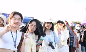 Dòng người đổ bộ concert Thanh xuân