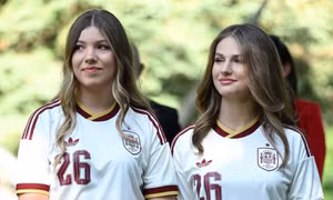 Hai công chúa Tây Ban Nha đón nhà vô địch World Cup 