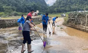 Đoàn viên, thanh niên Lào Cai giúp đỡ người dân khắc phục hậu quả sau bão số 10