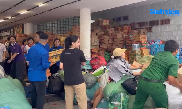 Những chuyến hàng cứu trợ ấm áp của tuổi trẻ TP. HCM gửi đến đồng bào miền Trung