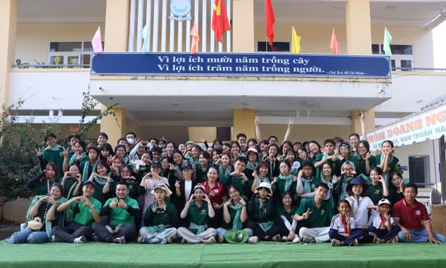 Khi những người trẻ thắp sáng nụ cười vùng quê bằng ‘Trung Thu yêu thương’